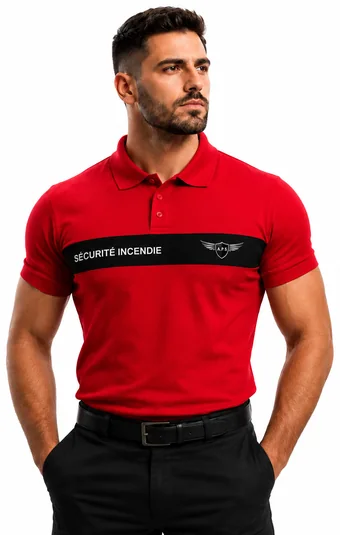 Agent de sécurité incendie en polo rouge floqué A.P.S, bras croisés dans le dos, sur fond blanc